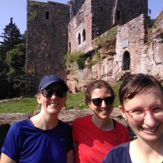 Selfie avec Marie, Julie et Franzeska souriantes devant les ruines du château de la Wasenbourg